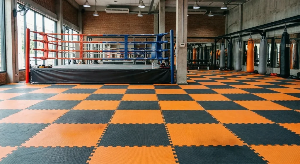 Muay Thai Gym Layout ภายในยิมมวยที่มีเวทีมวย พื้นฝึกซ้อม และโซนกระสอบทราย
