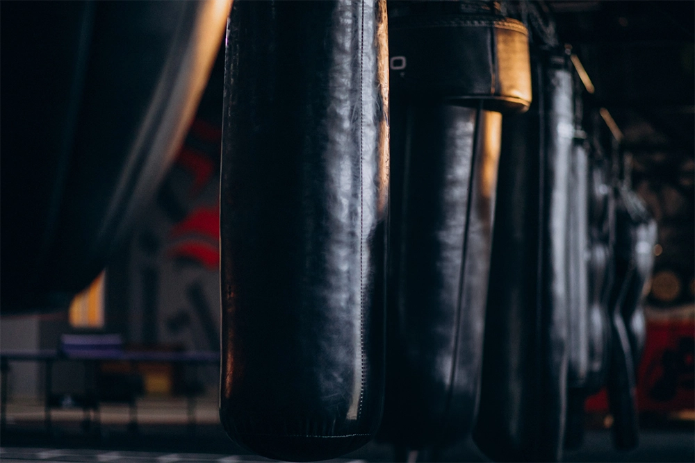 ออกแบบยิมมวย โซนกระสอบทรายในยิมมวย Muay Thai Gym แสดงการแขวนกระสอบทรายสำหรับฝึกซ้อม